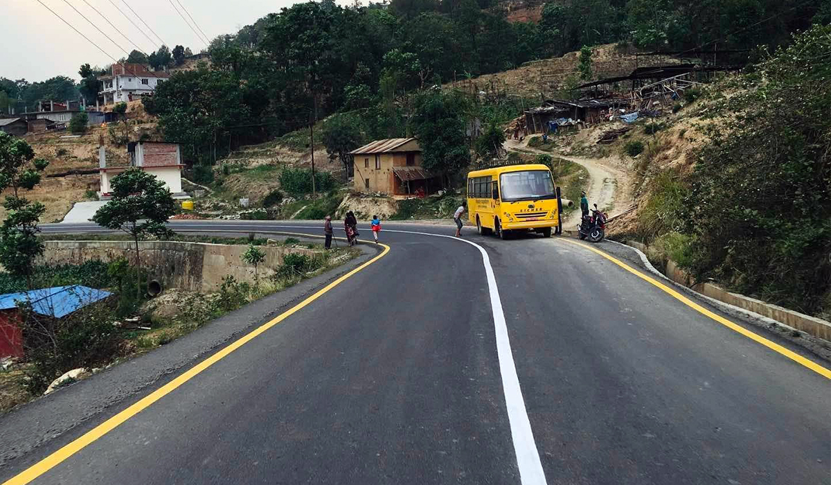 ६ महिनामा थपियो ११७ किलोमिटर कालोपत्रे सडक 